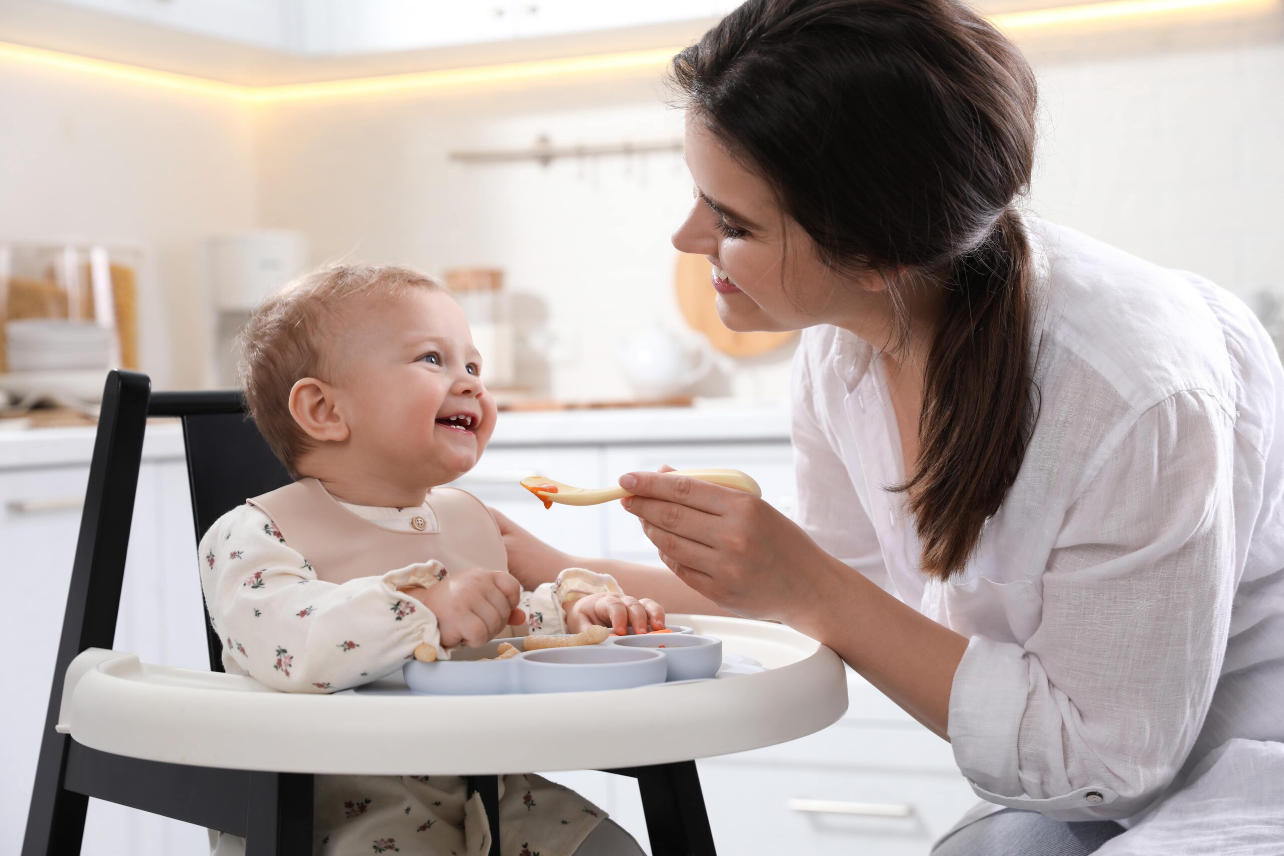 Autodiversificarea Baby Led Weaning (BLW): Beneficii, sfaturi și trucuri pentru bebelușul tău